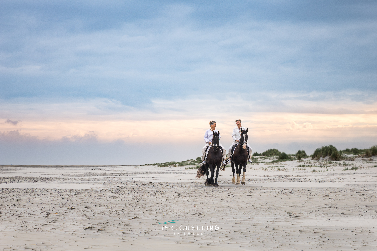 Trouwen op Terschelling op het strand, trouwfotograaf Terschelling