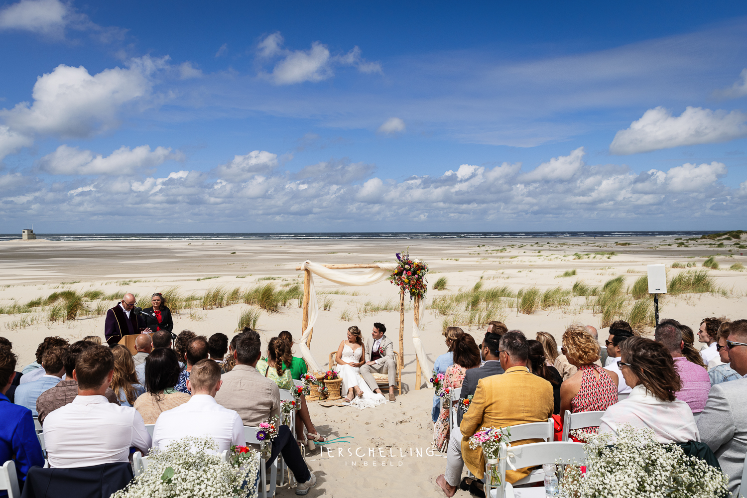 Trouwen bij de Zandzeebar op Terschelling, het feest in de Zandzeebar