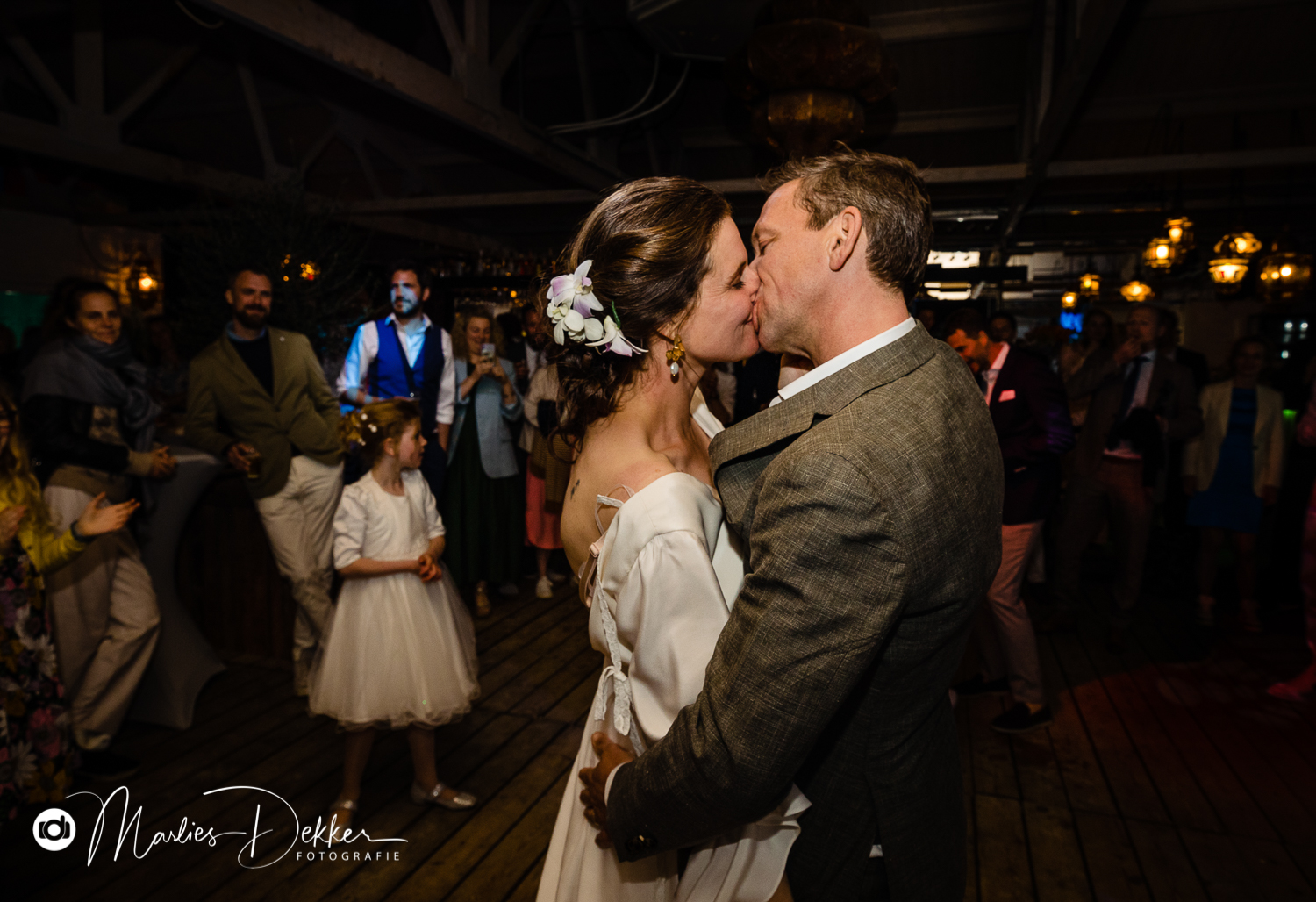 Trouwen bij de Zandzeebar op Terschelling, de openingsdans bij de Zandzeebar