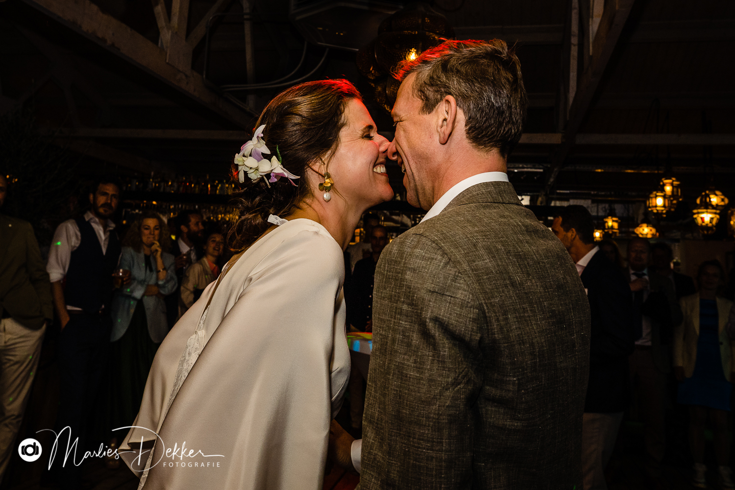 Trouwen bij de Zandzeebar op Terschelling, de voetjes van de vloer