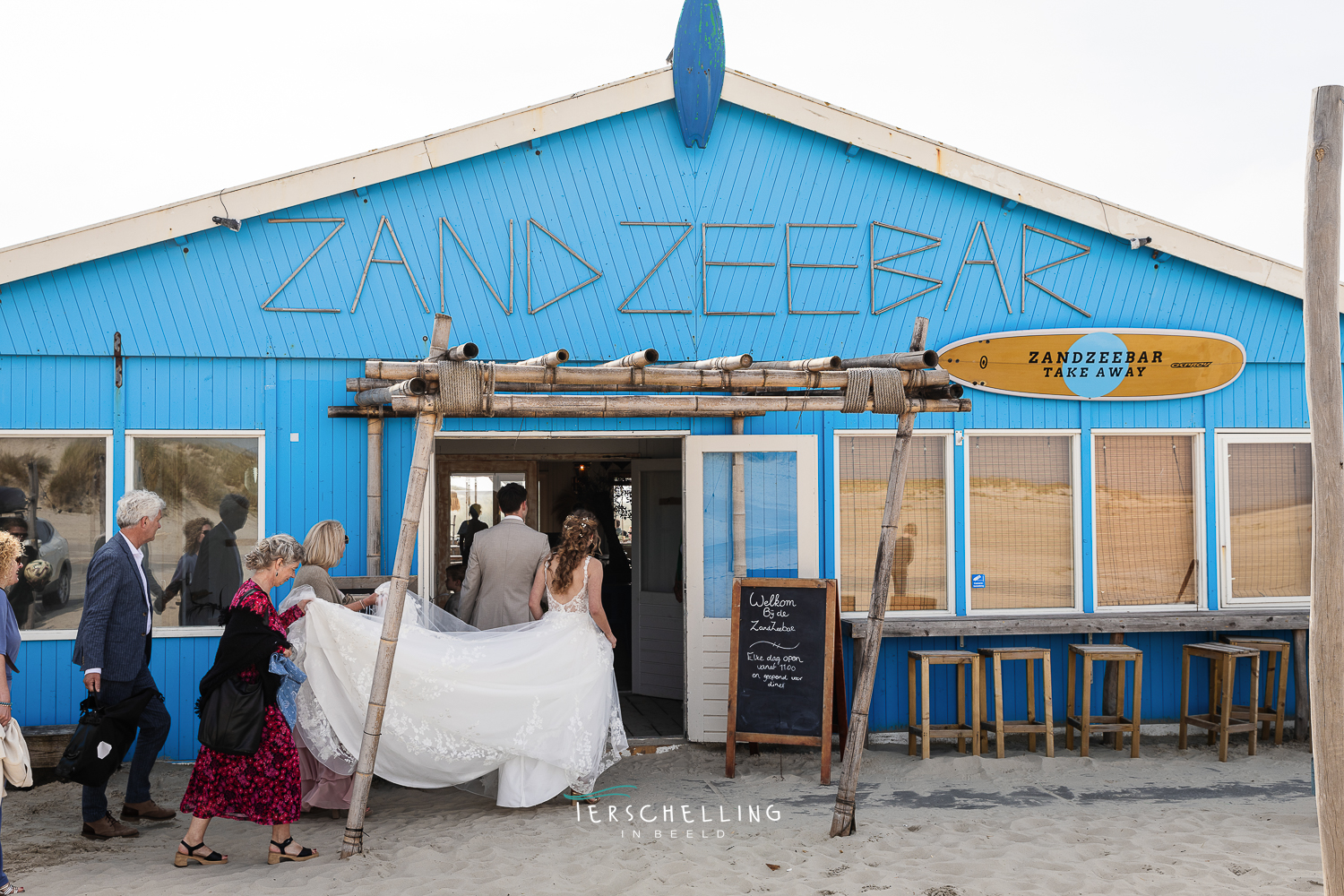 Trouwen bij de Zandzeebar op Terschelling, aankomst bij de Zandzeebar
