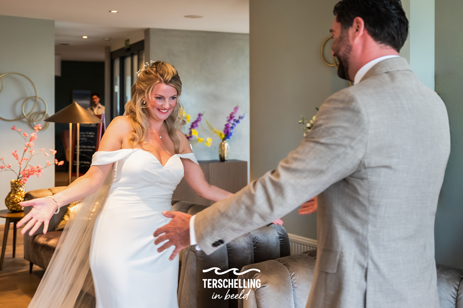 Trouwfotograaf Terschelling met de first look in hotel paal 8 