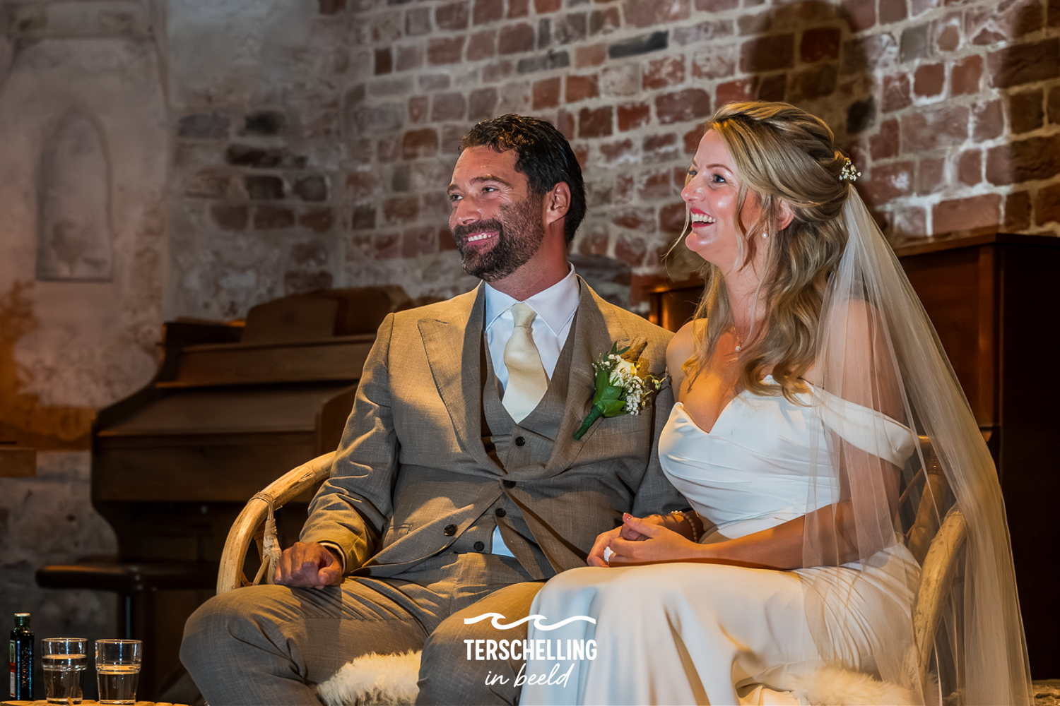 Trouwfotograaf Terschelling met de geloften in het kerkje van Hoorn 