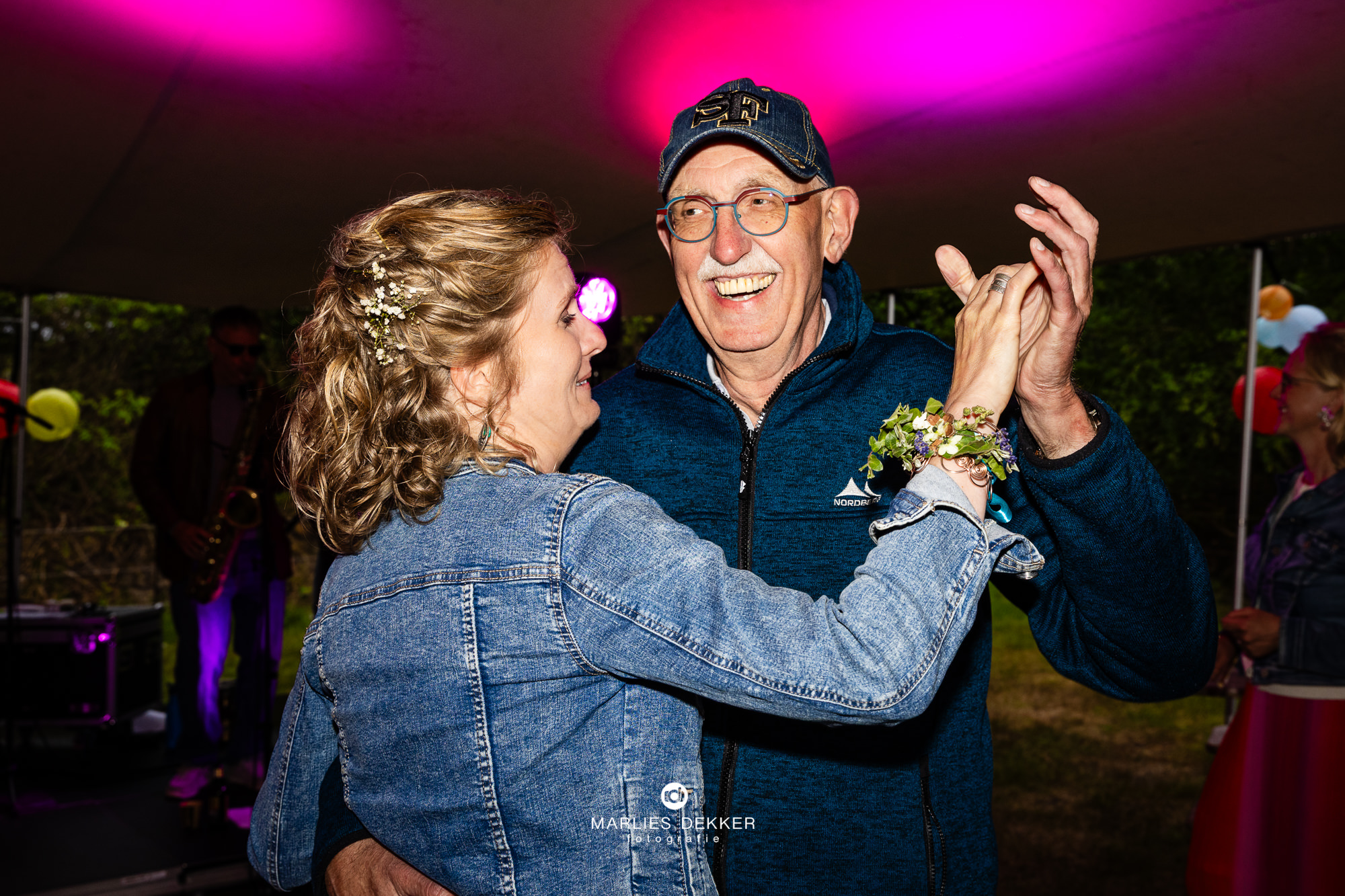 Festivalbruiloft Terschelling, trouwen op de camping op Terschelling , dans met papa 